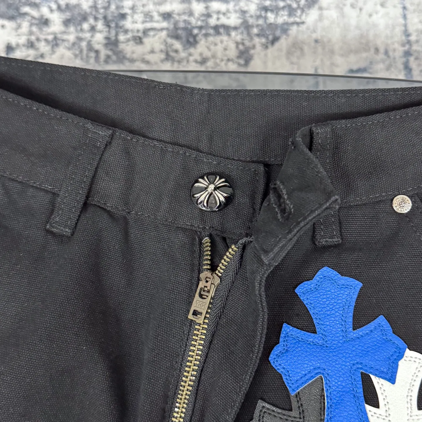 P280 ChromeHearts & ChromeHearts Patent Leather Spliced Blue White Leopard Print Cross Spliced Leather Straight Jeans Ceiling-Level Jeans Hard to Find at the Counter About Zangyin This is an extremely luxurious fashion brand that can also be called the aristocrat of the high street. It has always been an exclusive brand for some hipsters or the rich second generation. Compared with ordinary high streets, it is more luxurious and noble. Compared with luxury brands, it is more fashionable and individual. Top heavy industry fashion design has always been created in the high street luxury style. Speaking of this style, the Zangyin family and the GU family are definitely the leading representative brands. Especially the Zangyin family's creation of high-street style has really reached a state-of-the-art effect. The use of unique washed materials to create this style is already quite eye-catching. It is embellished with pink patchwork cross flowers, which cleverly highlights the brand's charm. Secondly, this style adopts a classic high-waist cut design, which highlights the long legs and fashionable temperament of the upper body. The brand is highly recognizable and the slim fit configuration is more suitable for daily wear. The personality will be fashionable and the specifications can be clearly interpreted. Needless to say, materials and craftsmanship. As an excellent craftsman brand, Zangyin’s requirements for details and craftsmanship are really perfect. The washed color of this model alone has gone through a lot of processes, not to mention the embellishment of denim appliqués. It is also purely handmade and sewn. Just like what they believe in, only handmade things have a soul. Only then does it have the meaning of dressing. A top-notch heavy-duty fashionable denim item. Size: 28/30/32/34/36 Waist: 69/74/79/84/89 Sitting: 97/102/107/112/117 Pants length: 102/104/106/108/110